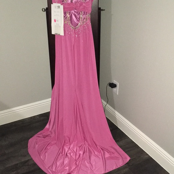 💗 Gorgeous pink Embellished Gown - Picture 5 of 6